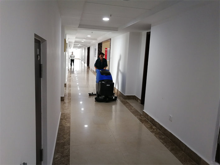R70BT双刷自走手推式洗地机(图5)