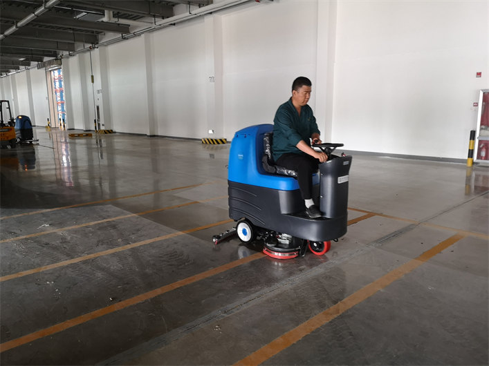 R125BT85中大型驾驶式洗地车(图4)