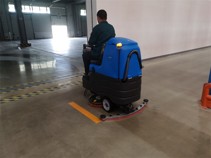 R125BT85中大型驾驶式洗地车(图2)
