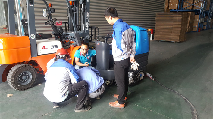 R125BTR80驾驶式洗扫一体机(图2)