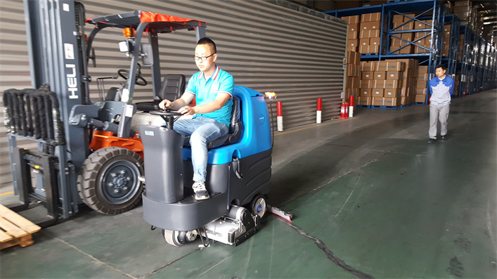 R125BTR80驾驶式洗扫一体机(图1)
