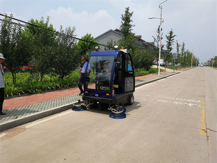 ALS2000驾驶全封闭扫地车(图3)