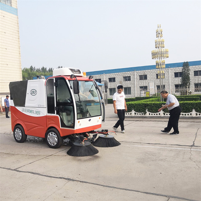 R2000驾驶式燃油多功能扫地机(图1)