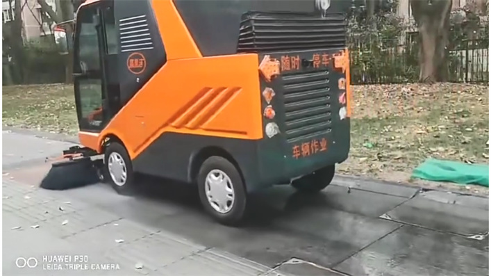 R2000驾驶式燃油多功能扫地机(图4)