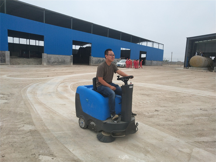 R1200驾驶小型扫地车(图2)