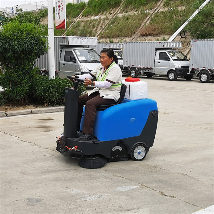 R1200驾驶小型扫地车(图7)